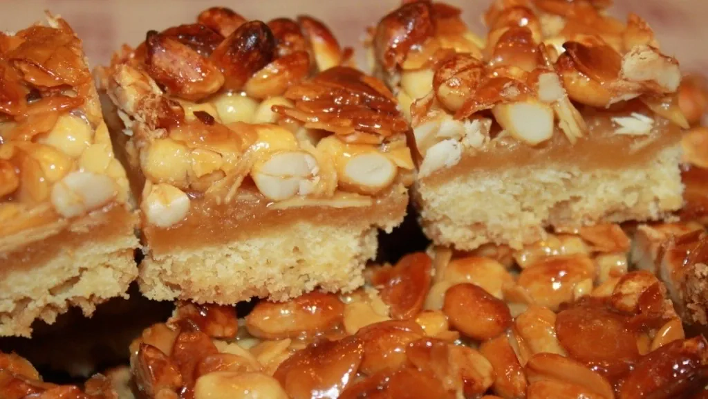 Riešutų pyragas su sviesto ir grietinėlės užpilu