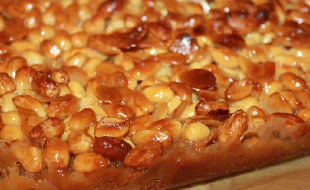 Riešutų pyragas su sviesto ir grietinėlės užpilu