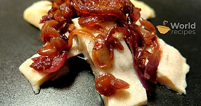 Silkė su karamelizuotų svogūnų pagardu, slyvomis ir pomidorų pasta