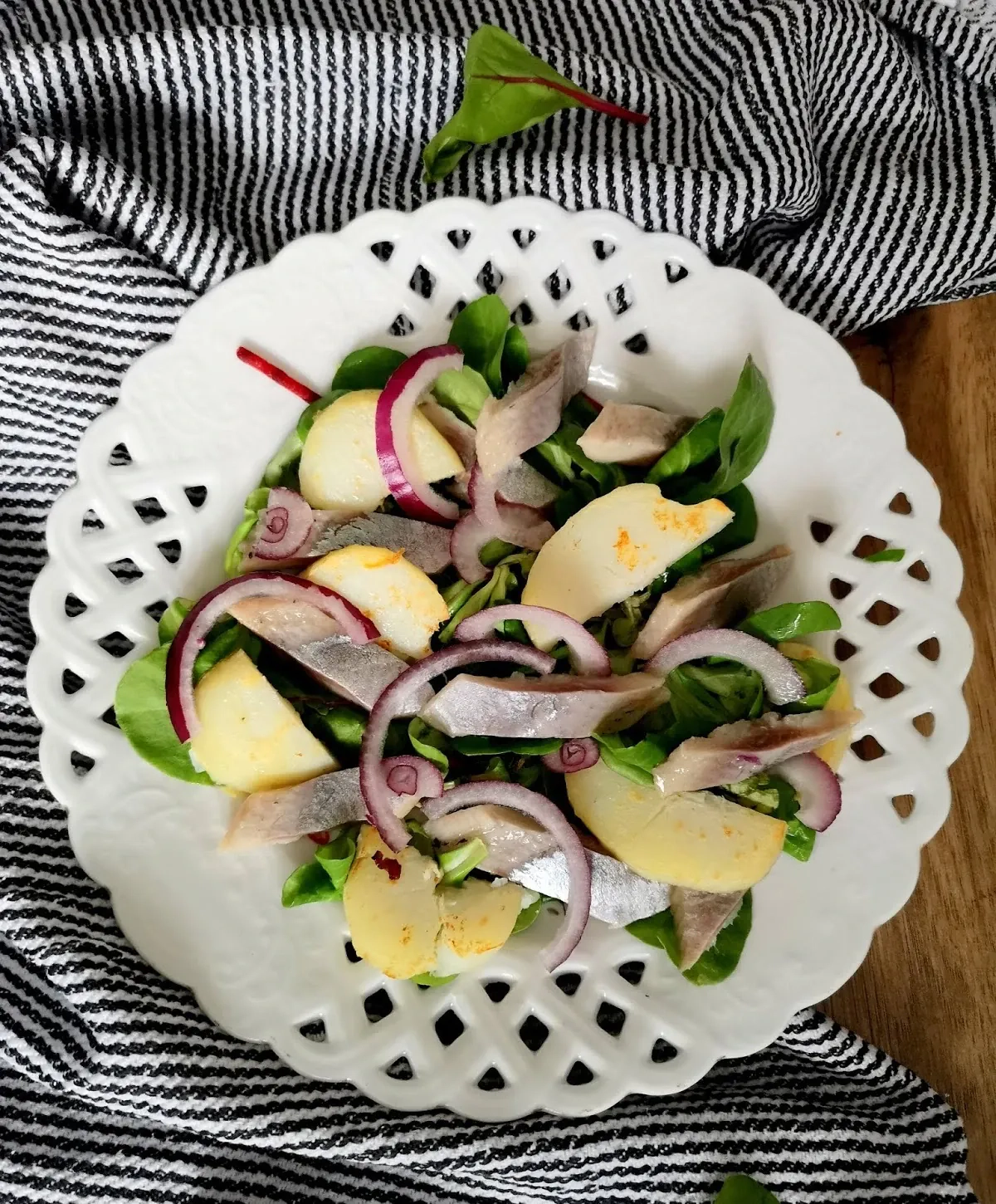 Silkės salotos su keptomis bulvėmis ir raudonaisiais svogūnais