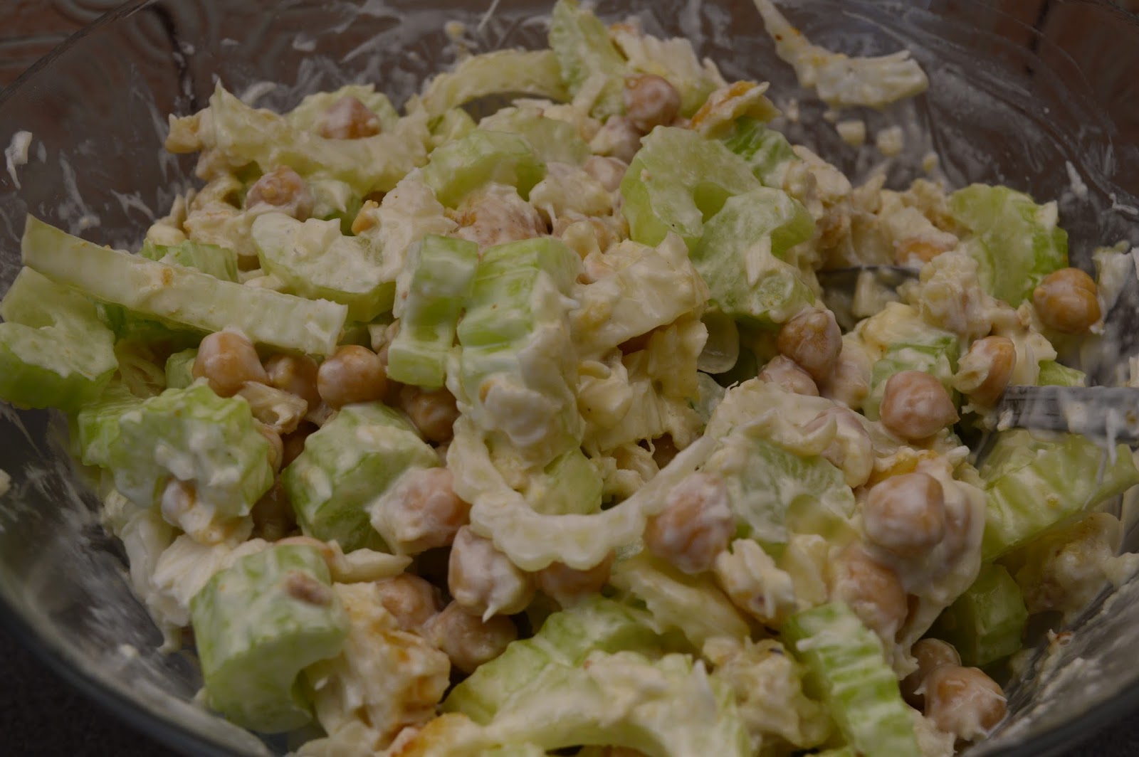 patiekta keptos žuvies mišrainė su marinuotais avinžirniais ir salierais