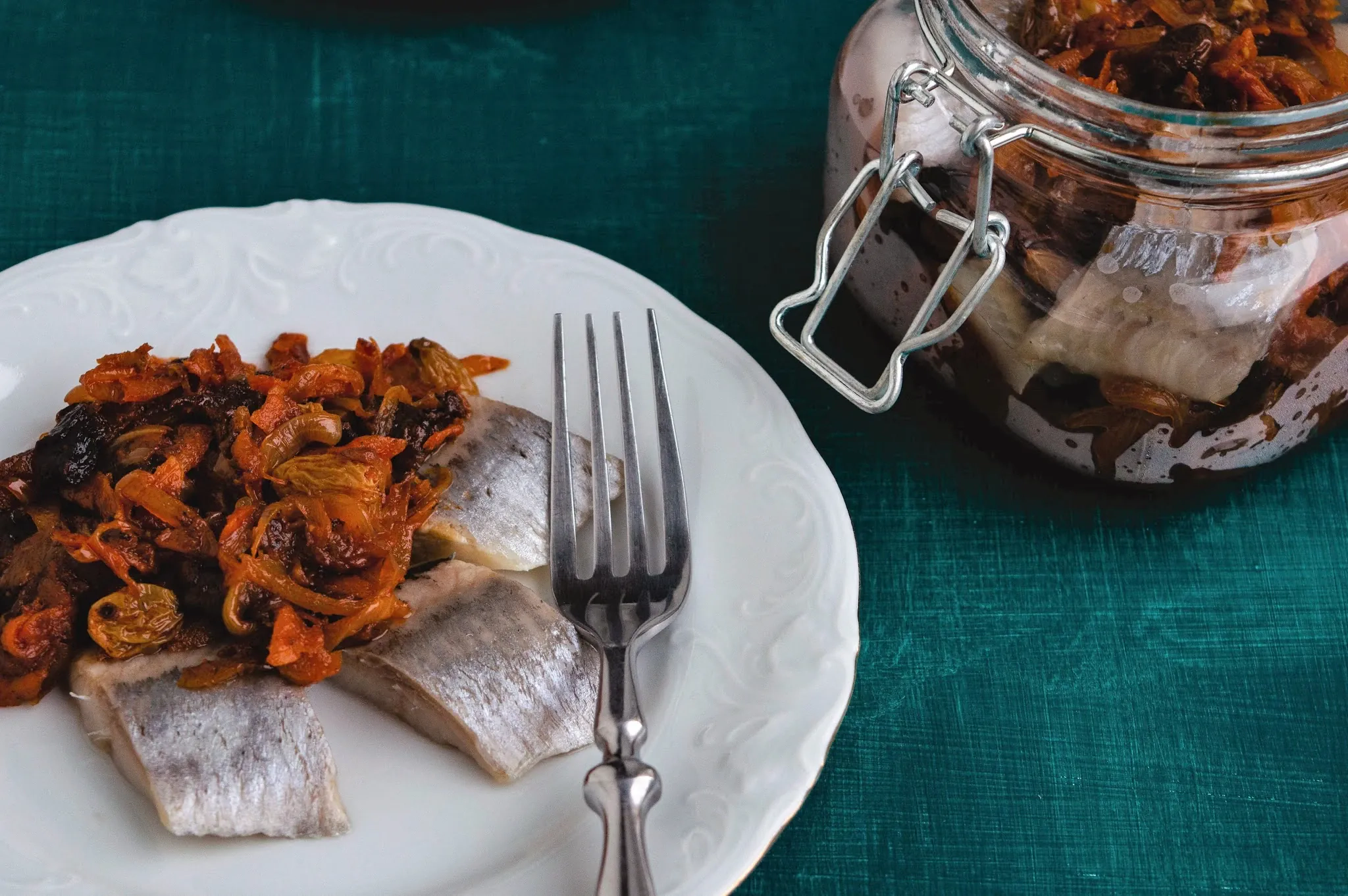 Silkė su morkomis, džiovintomis uogomis ir svogūnais Kūčioms ir ne tik