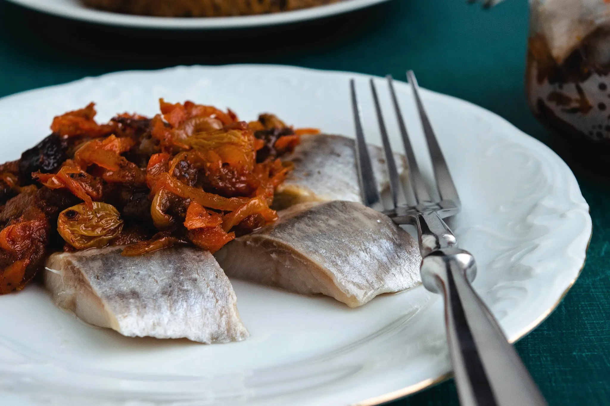 Silkė su morkomis, džiovintomis uogomis ir svogūnais Kūčioms ir ne tik