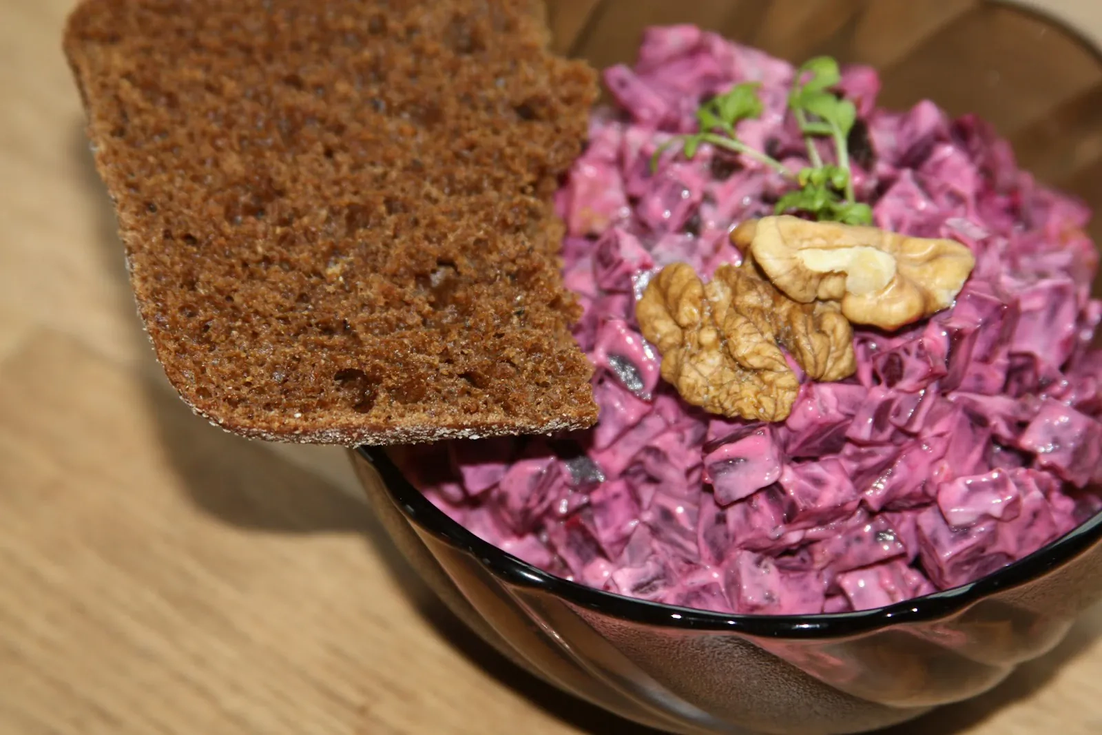 Burokėlių mišrainė su obuoliais, slyvomis ir agurkais Kūčioms arba Kalėdoms