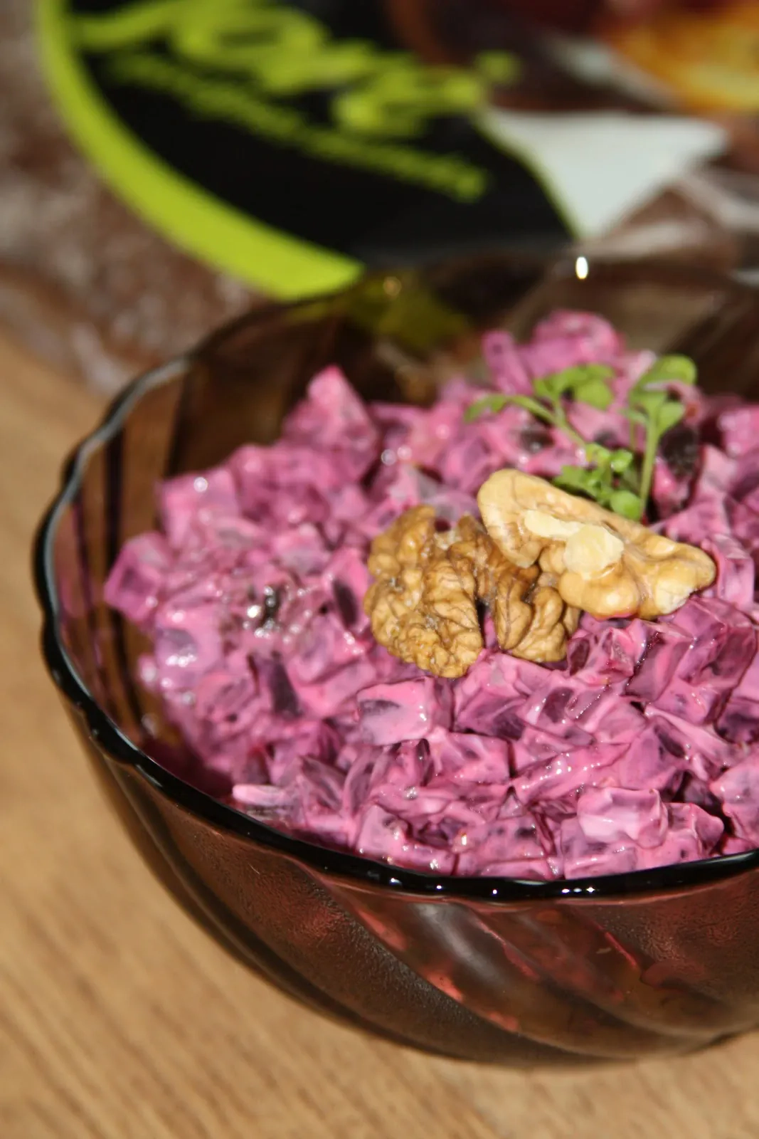 Burokėlių mišrainė su obuoliais, slyvomis ir agurkais Kūčioms arba Kalėdoms