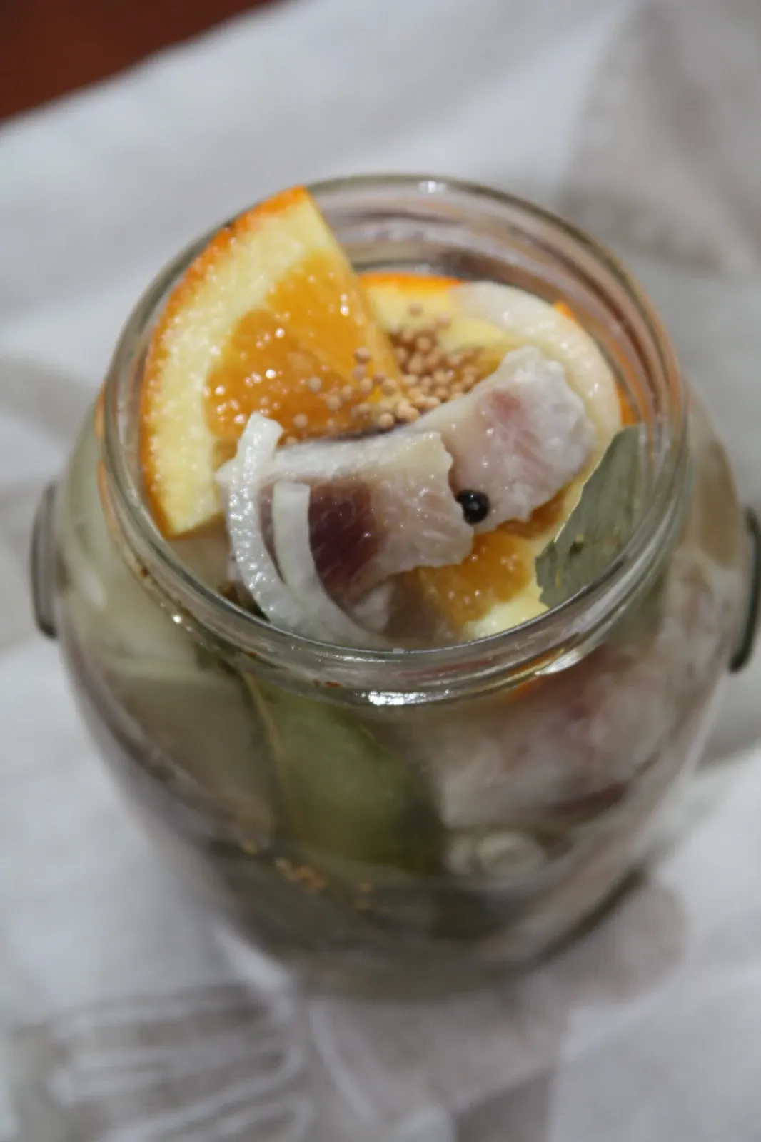 Silkė su apelsinais, cinamonu, baltaisiais svogūnais ir actu