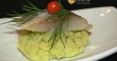 Bulvių su bazilikais ir silkių su šermukšniais užkandis - kupsteliai