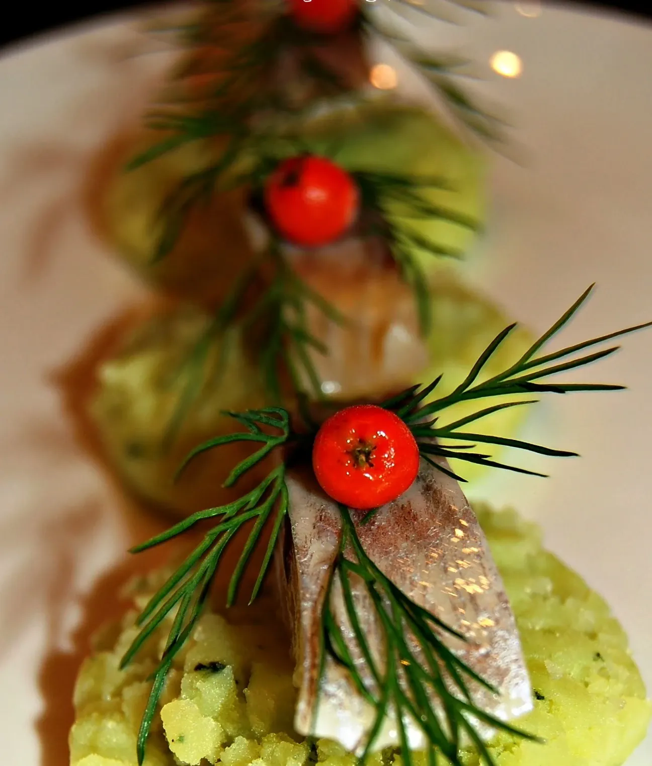 Bulvių su bazilikais ir silkių su šermukšniais užkandis - kupsteliai