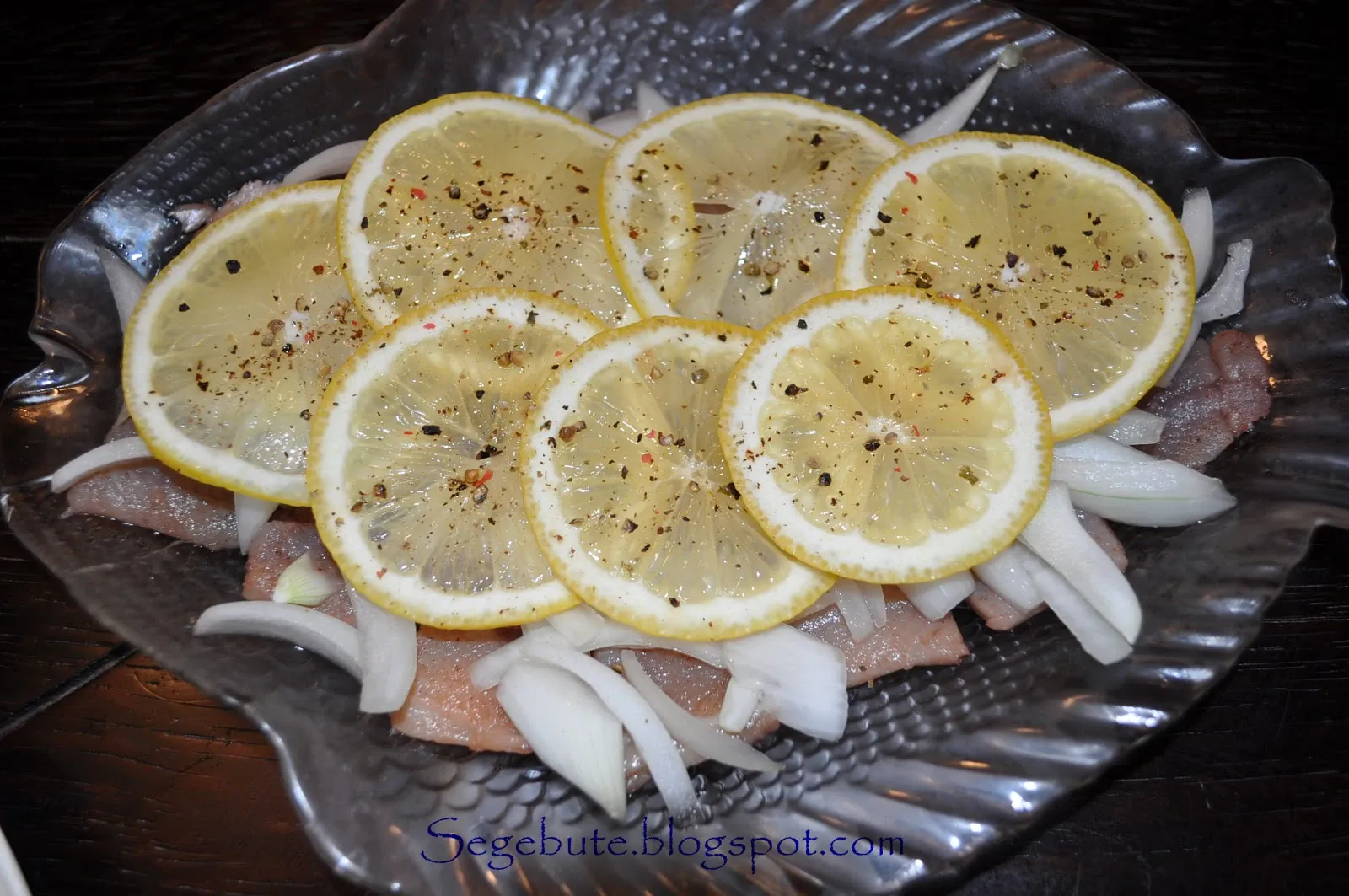 Silkė Kūčioms su marinuotais svogūnais ir pipirinėmis citrinomis