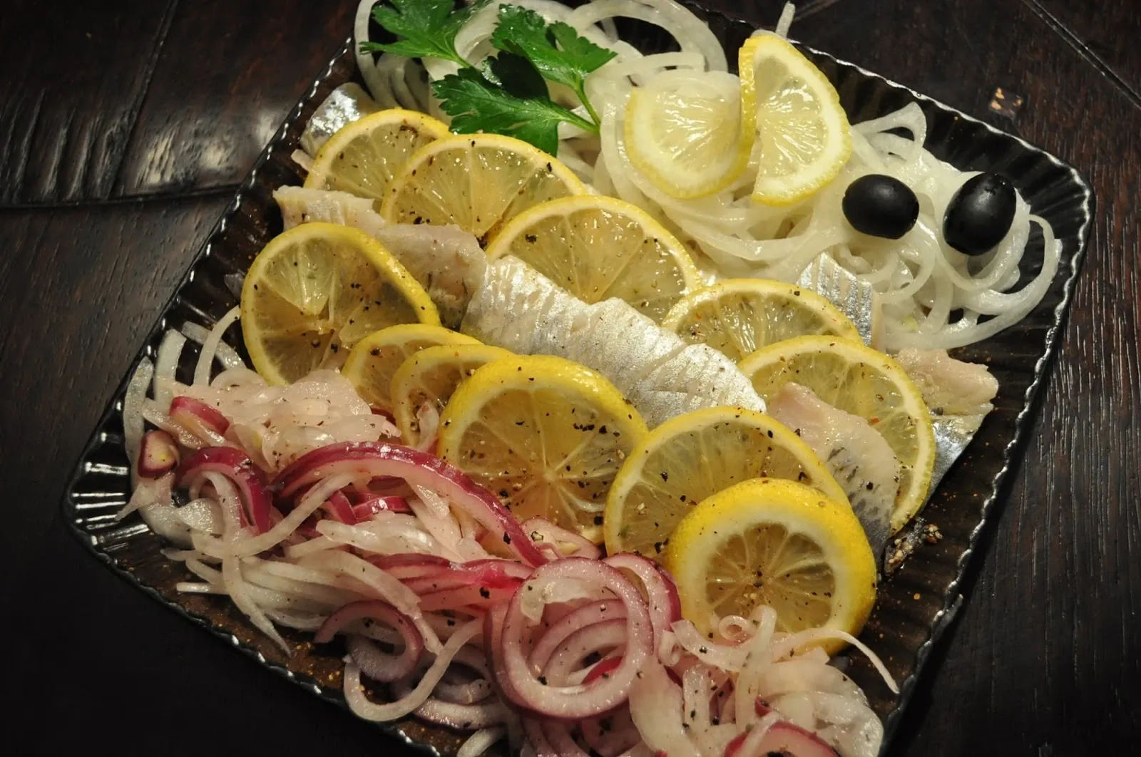 Silkė Kūčioms su marinuotais svogūnais ir pipirinėmis citrinomis