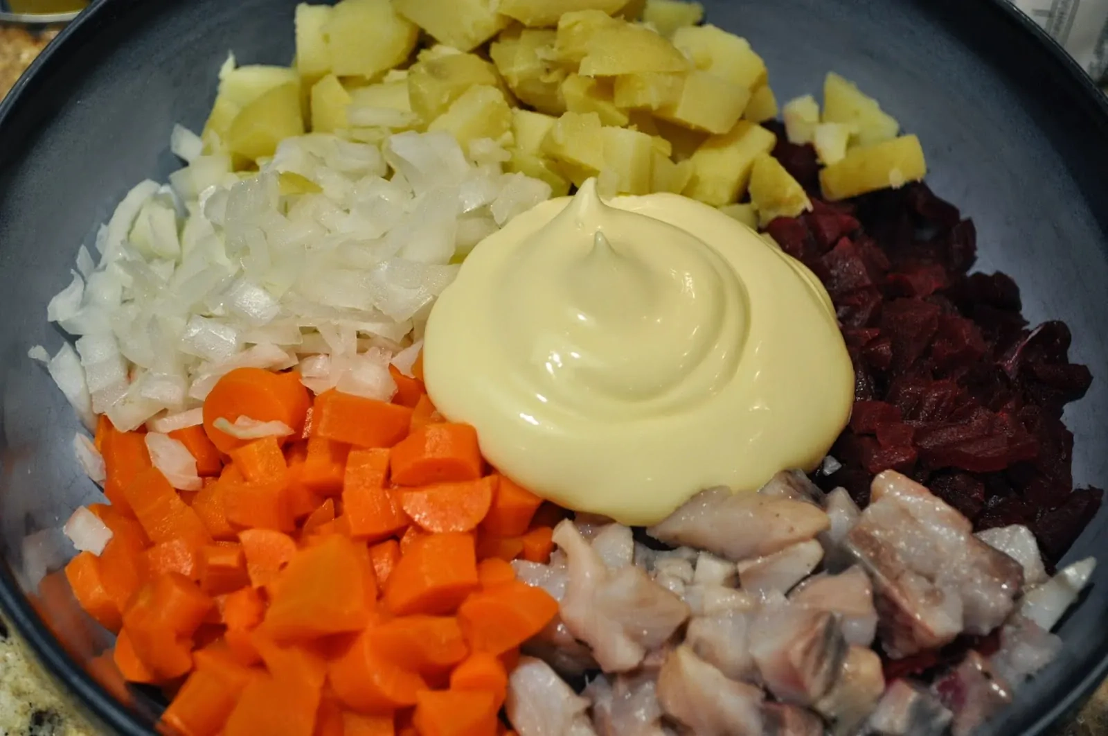 Kalėdinė mišrainė "Russkaya Zima" su silke, morkomis, burokėliais ir bulvėmis