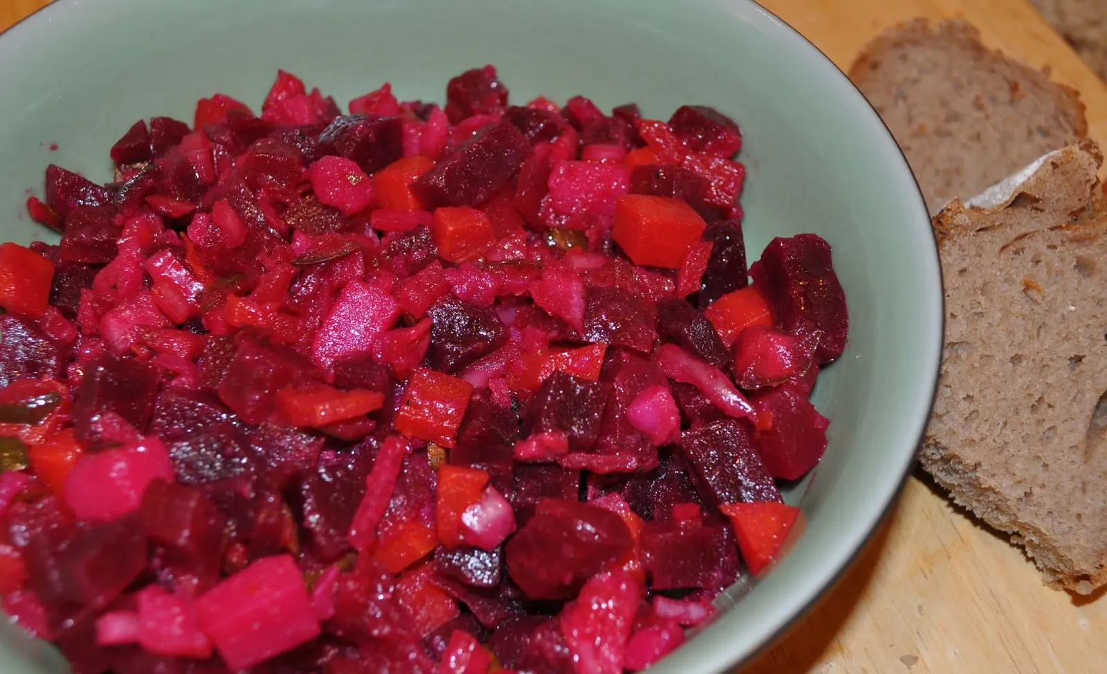 Burokėlių mišrainė - rusiškas "Vinegretas" su morkomis, bulvėmis ir žirneliais