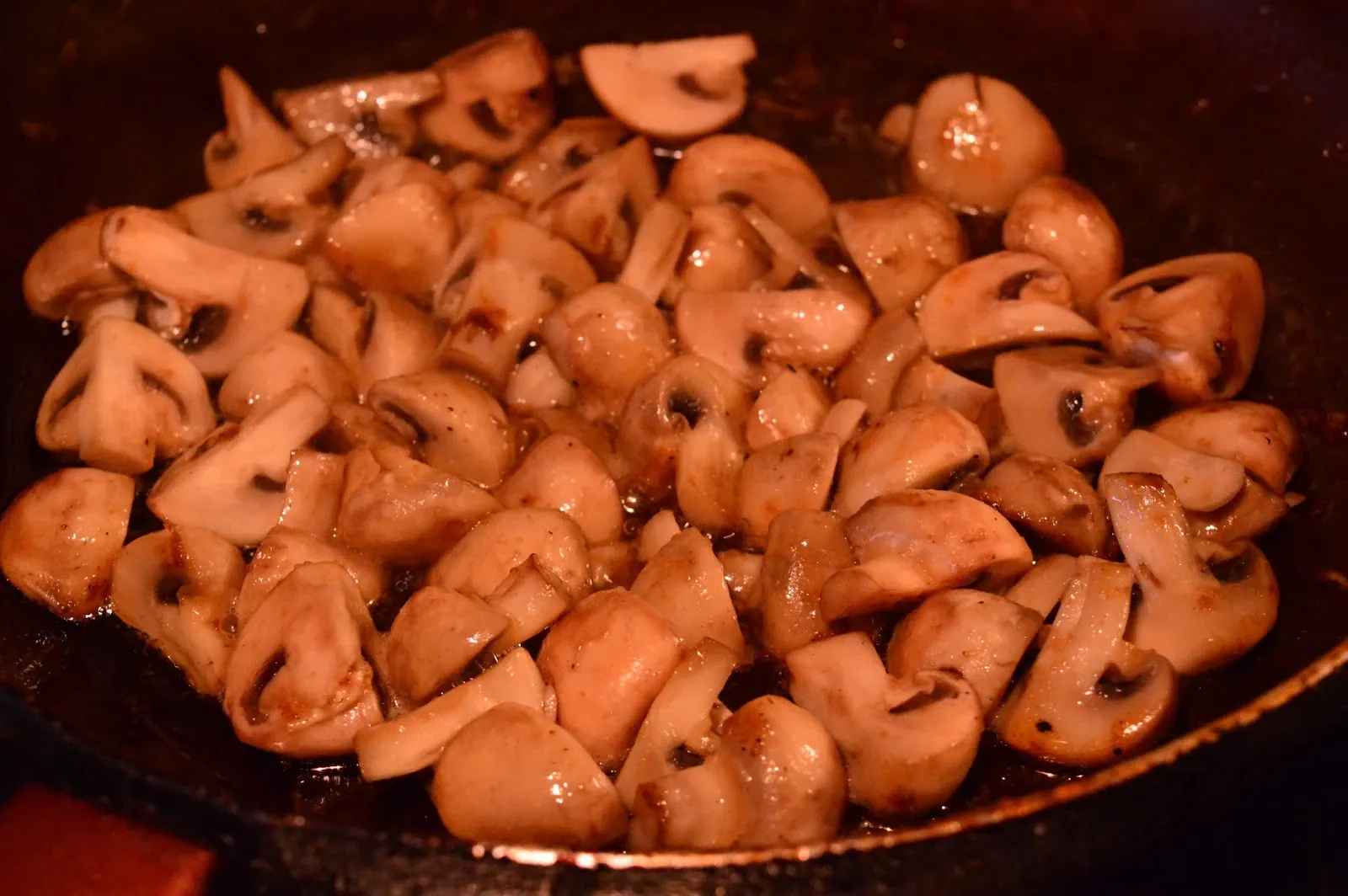 Silkė su česnakiniais pievagrybiais, pomidorų padažu ir pasta