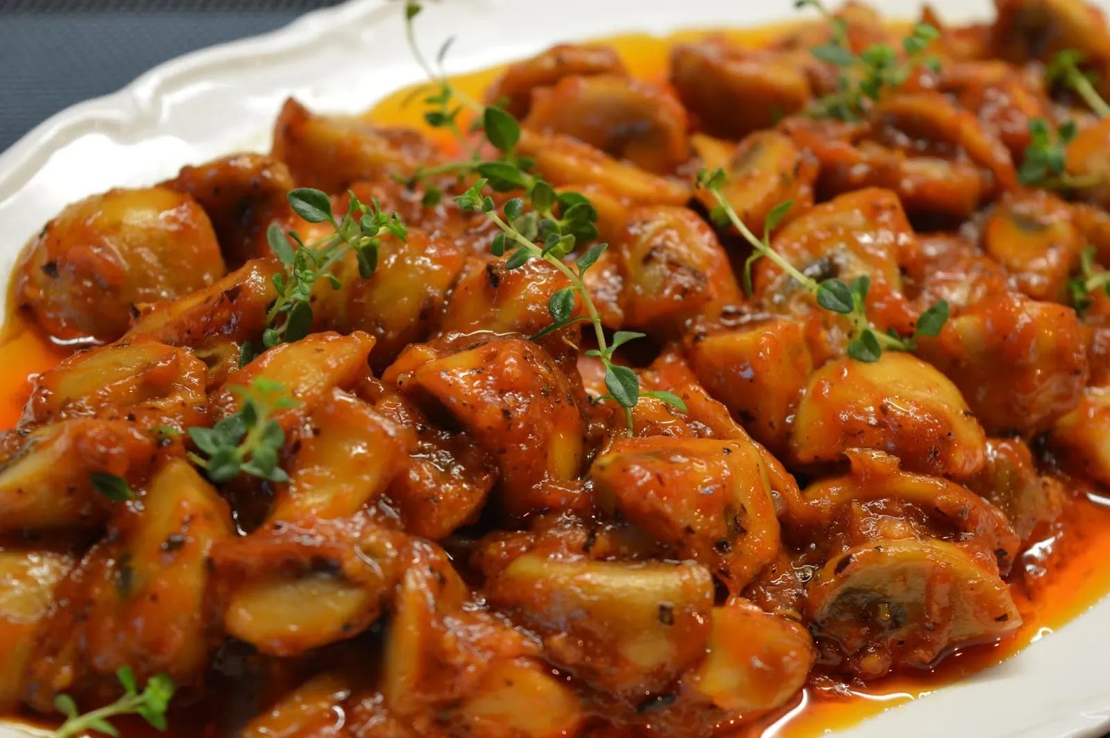 Silkė su česnakiniais pievagrybiais, pomidorų padažu ir pasta