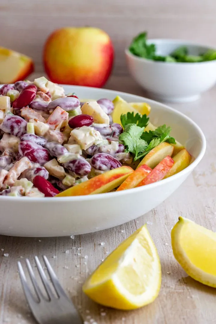 Skaniausia mišrainė su pupelėmis, krabų lazdelėmis ir kiaušiniais