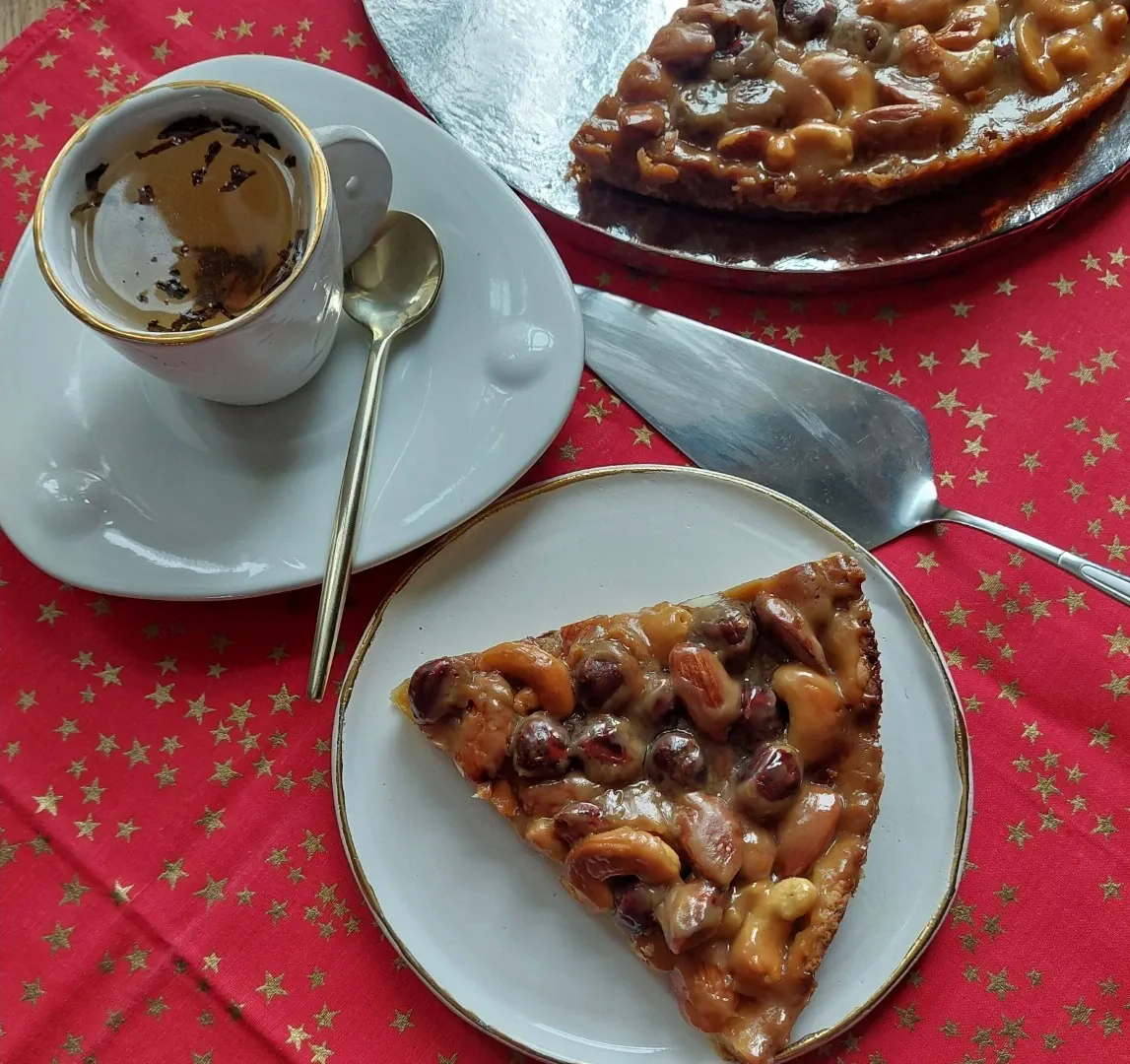 Karamelinis riešutų pyragas su grietinėle