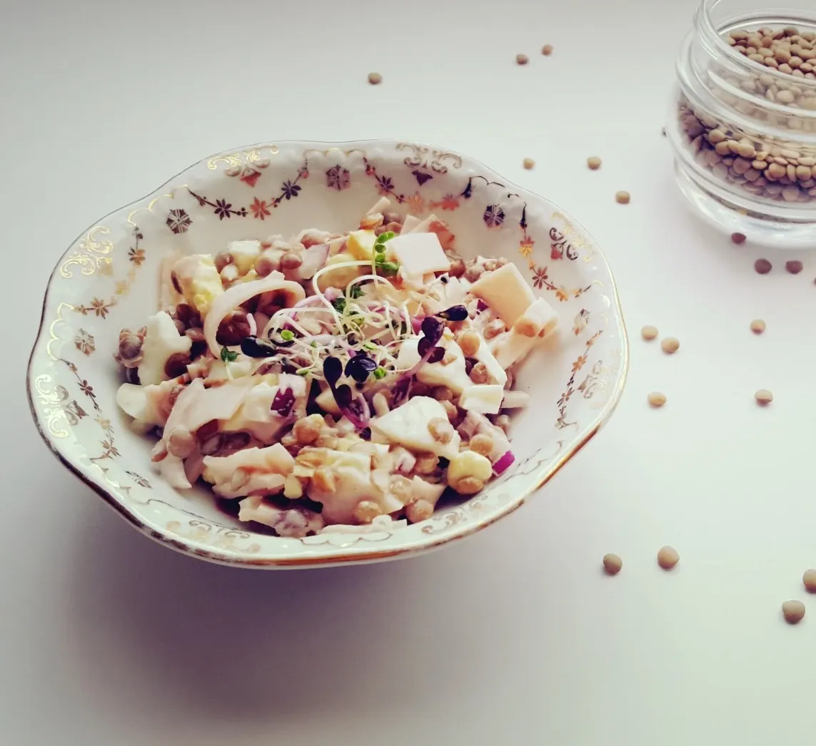 Soti žaliųjų lęšių mišrainė su kiaušiniu ir kumpiu