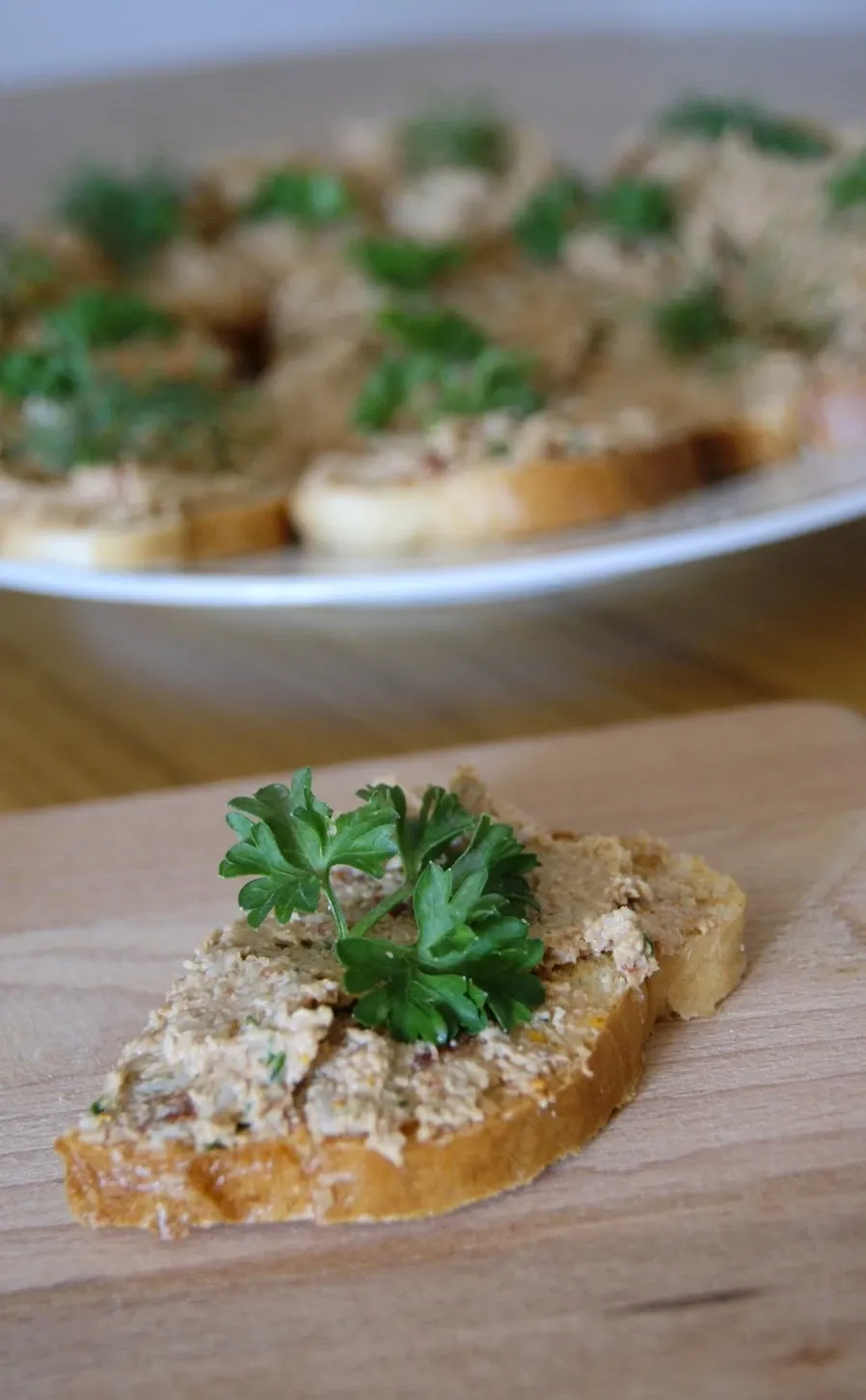 Saulėgrąžų ir džiovintų pomidorų užtepėlė su česnaku