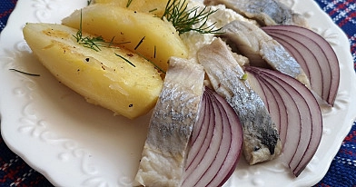 Silkė su varškės pagardu ir raudonaisiais svogūnais