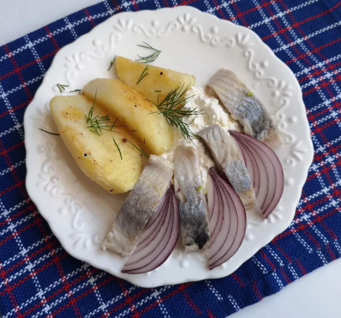 Silkė su varškės pagardu ir raudonaisiais svogūnais