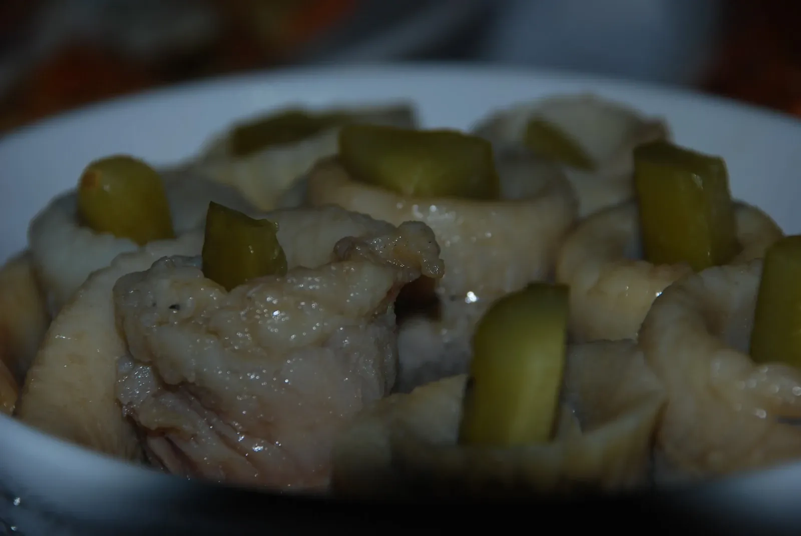 Marinuotos silkės suktinukai su marinuotais agurkais