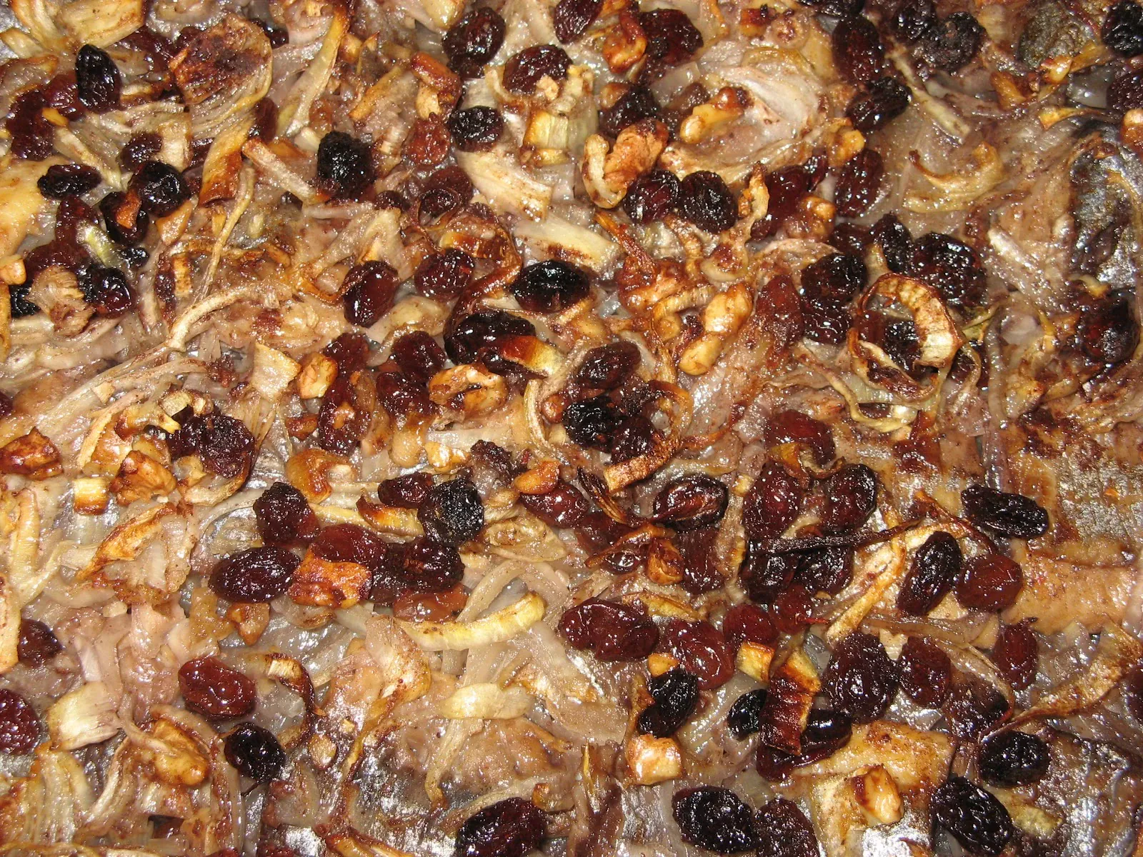 Kepta silkė su svogūnais, razinomis ir riešutais