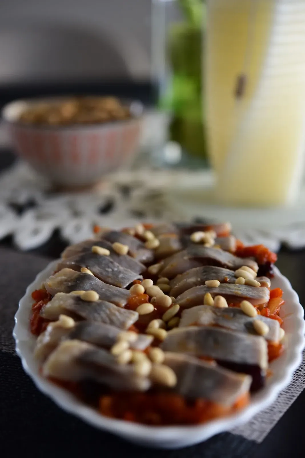 Silkė su morkomis, džiovintomis spanguolėmis ir kedrinėmis pinijomis