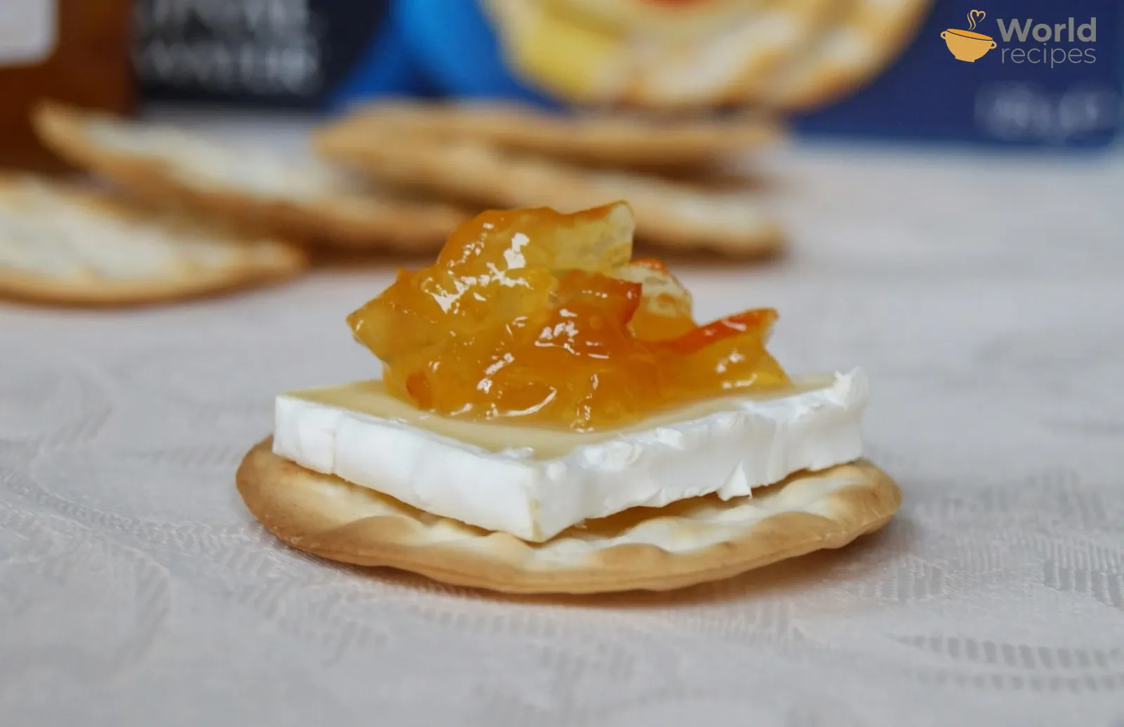 Užkandis su Brie sūriu ir apelsininiu džemu, ant krekerių