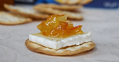 Užkandis su Brie sūriu ir apelsininiu džemu, ant krekerių