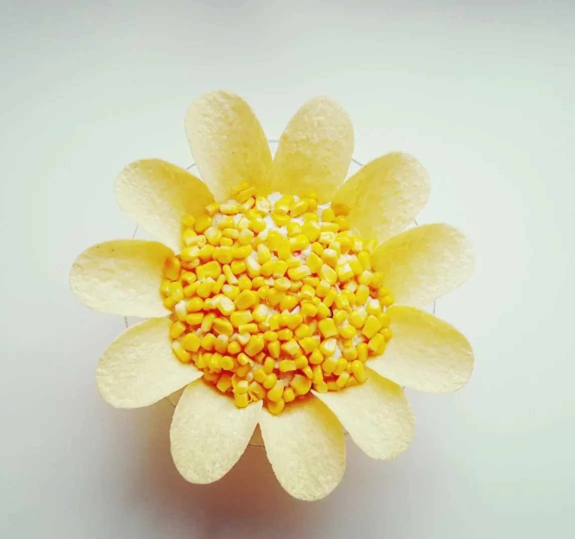 Ryžių mišrainė su krabų lazdelėmis, agurkais, kukurūzais ir majonezu