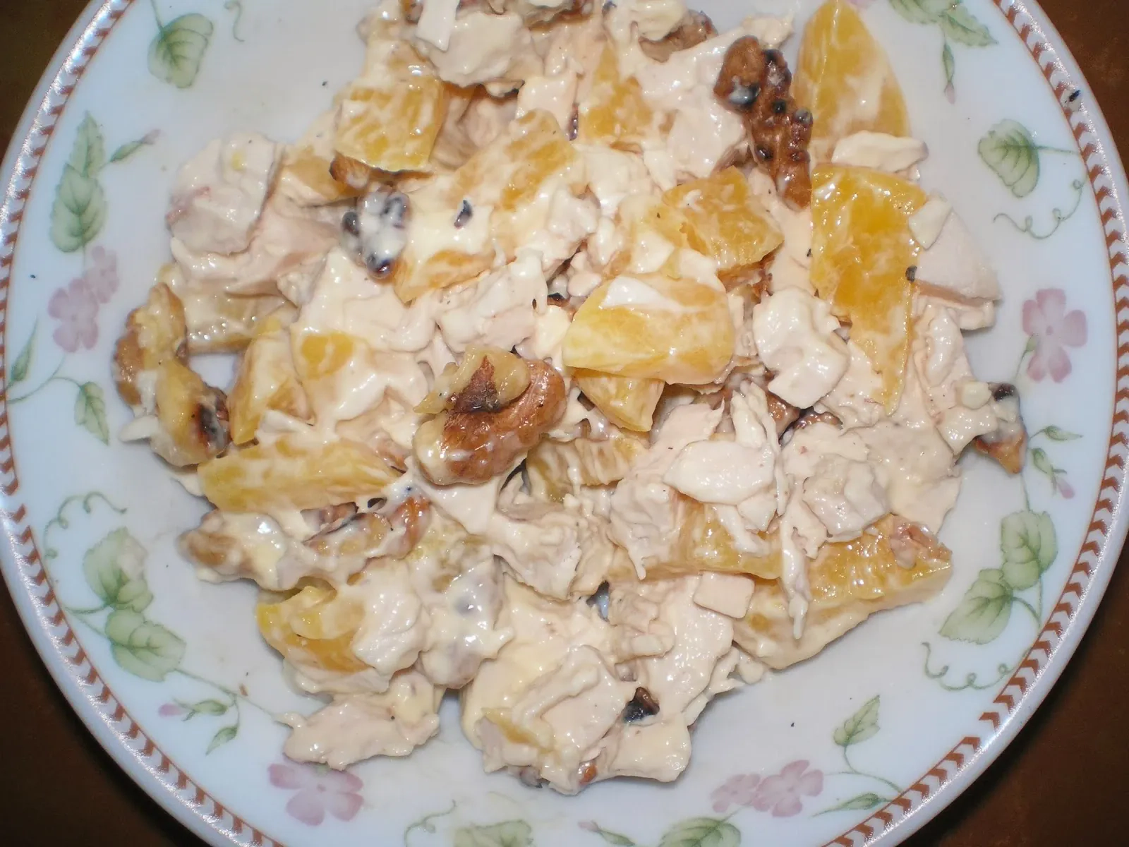 Vištienos salotos-mišrainė su graikiškais riešutais ir persikais