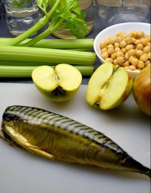 Rūkytos skumbrės ir avinžirnių mišrainė su obuoliais