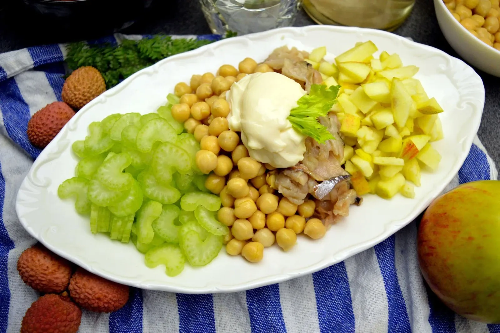 Rūkytos skumbrės ir avinžirnių mišrainė su obuoliais