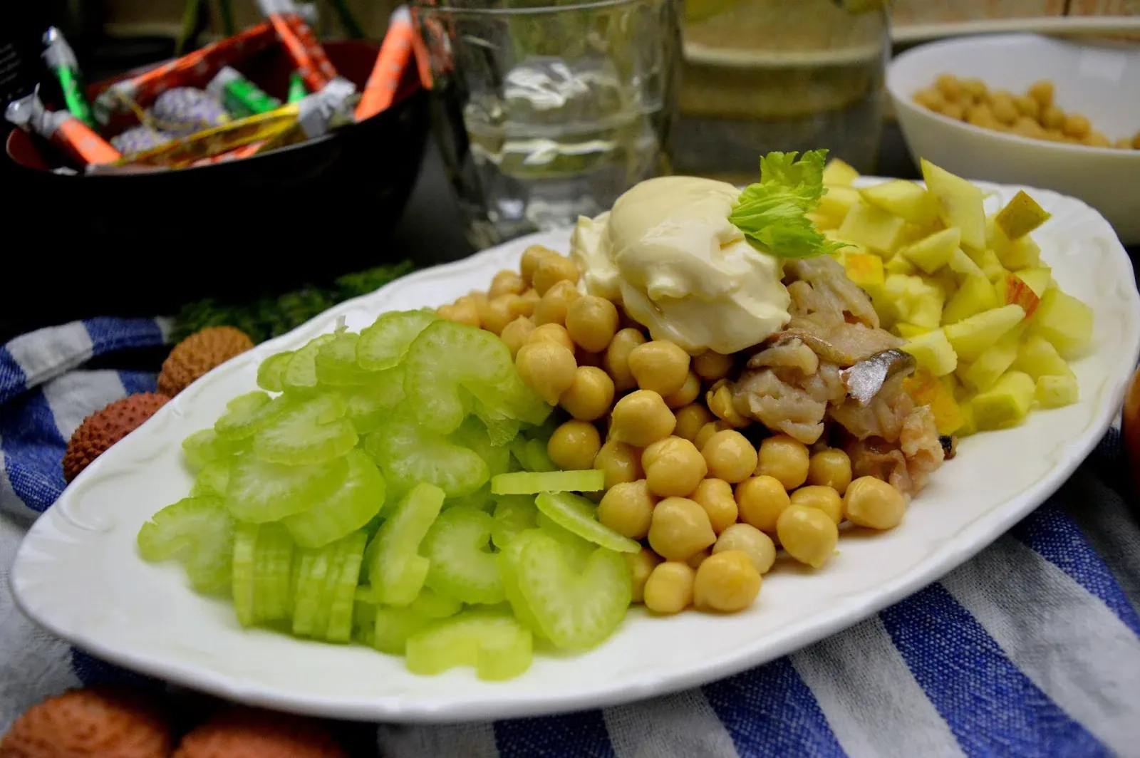 Rūkytos skumbrės ir avinžirnių mišrainė su obuoliais