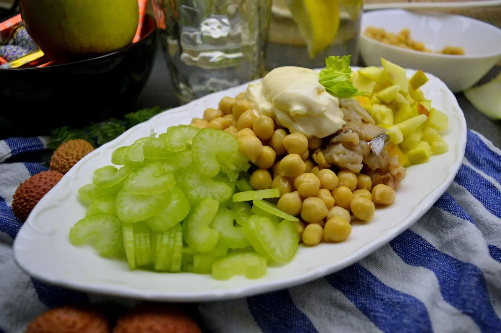 Rūkytos skumbrės ir avinžirnių mišrainė su obuoliais