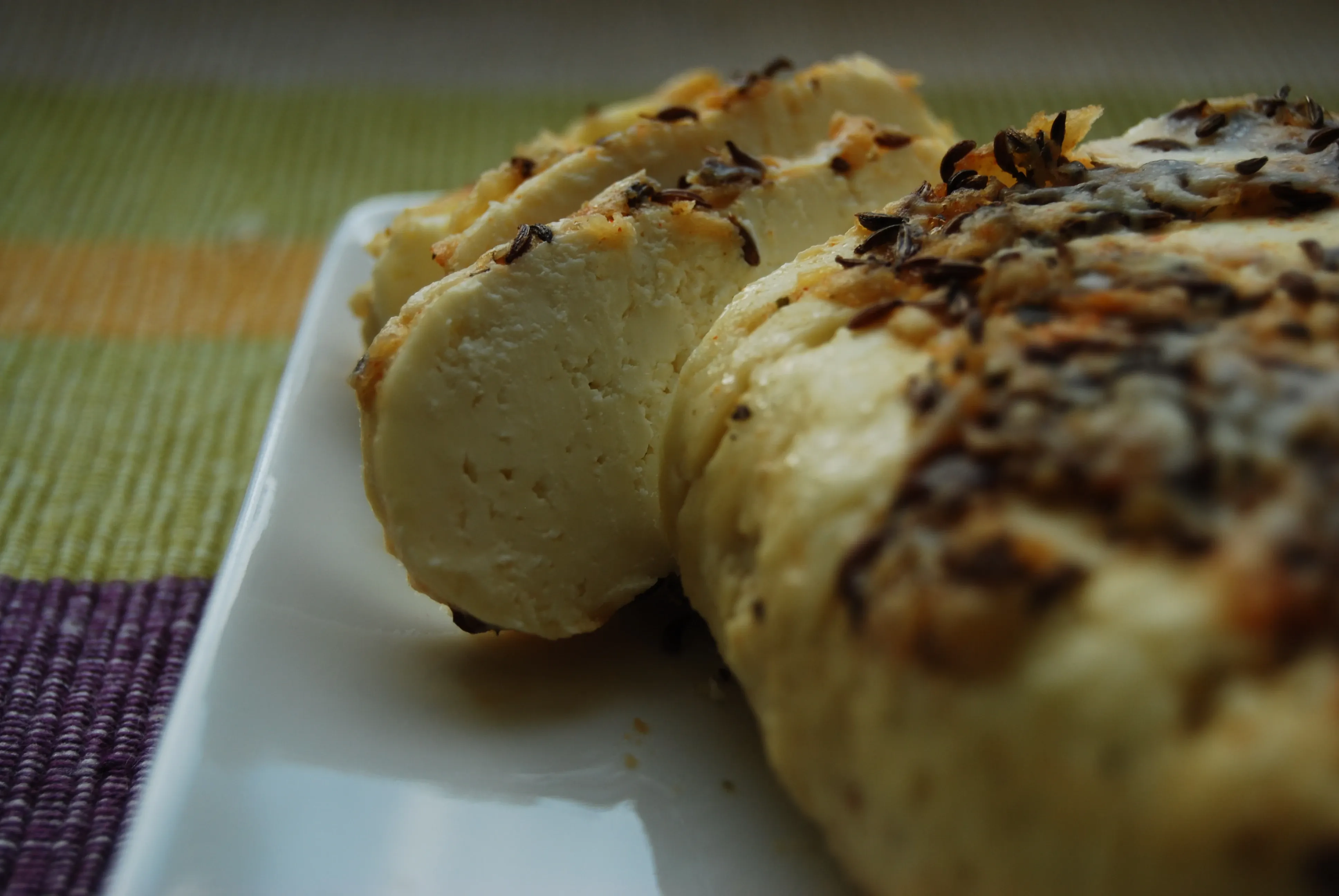 Orkaitėje keptas varškės sūris su česnakais ir kmynais