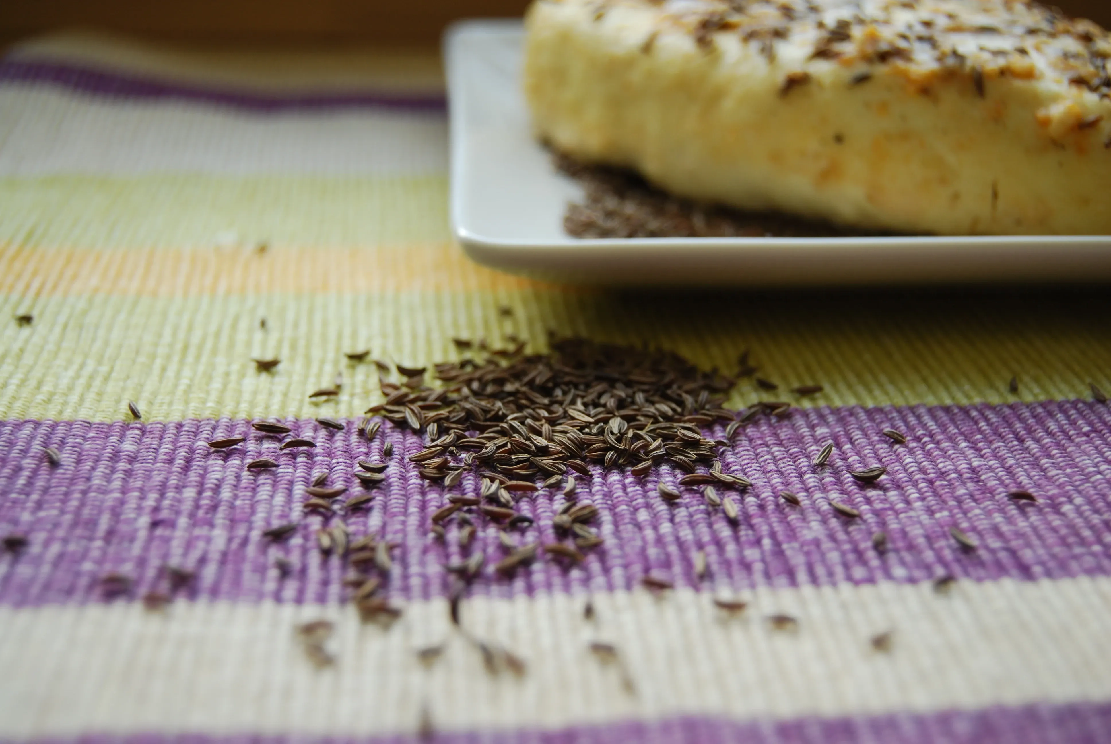 Orkaitėje keptas varškės sūris su česnakais ir kmynais