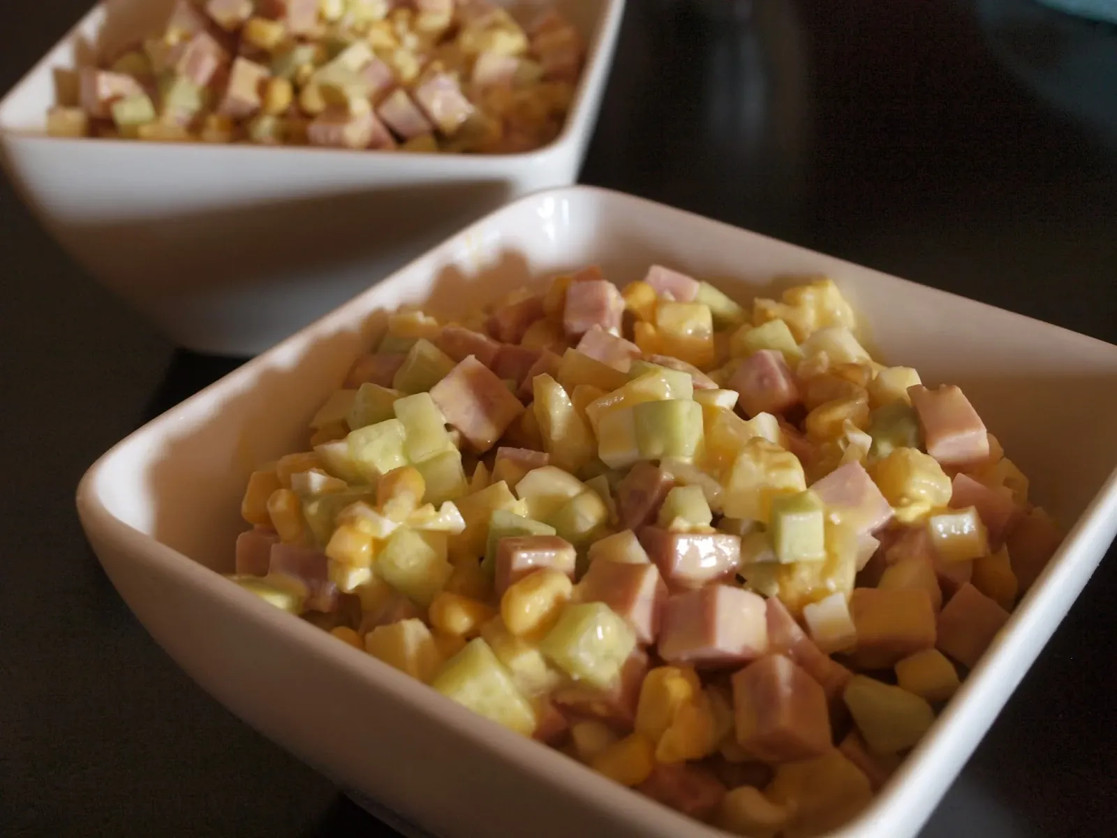 Gaivios kumpio salotos - mišrainė su agurkais, kiaušiniais, kukurūzais ir ananasais