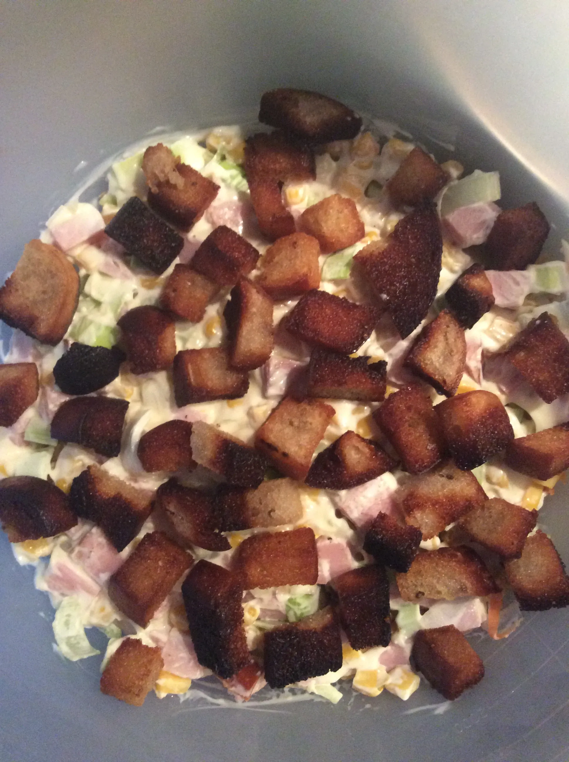 Sluoksniuota kumpio, morkų, kukurūzų ir porų mišrainė su kepta duona