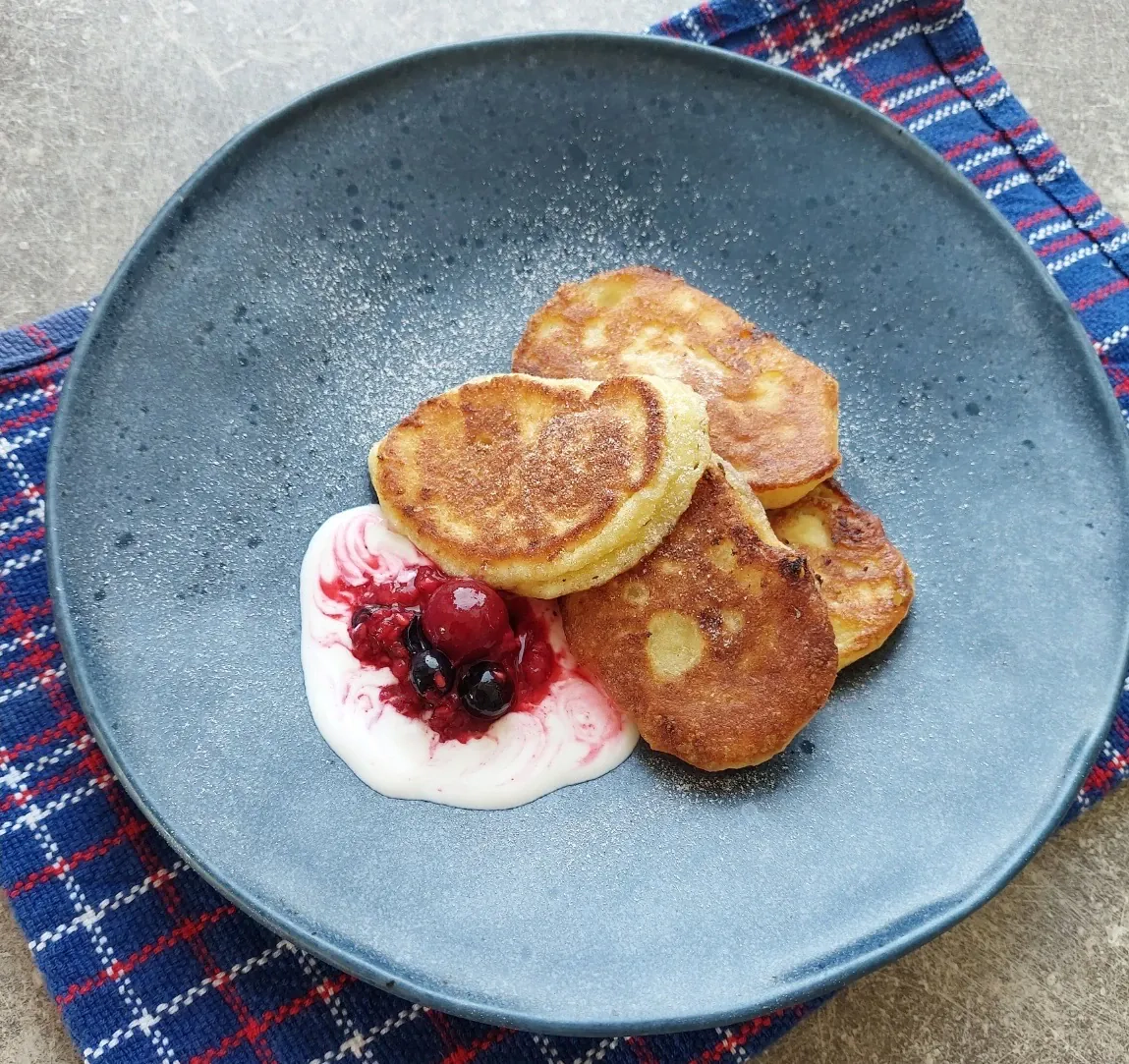Purūs, minkšti blynai su varške ir pienu