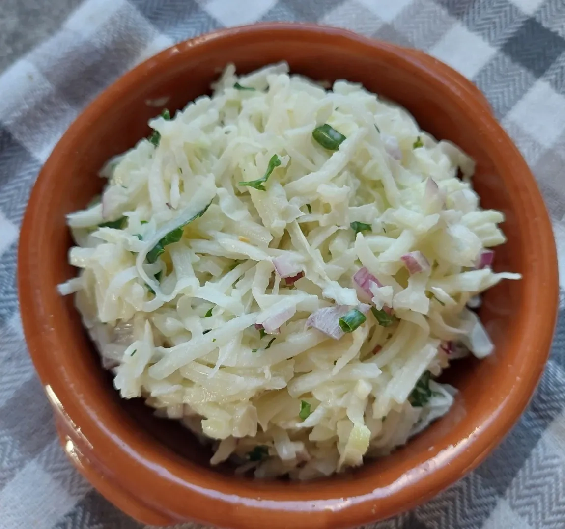 Kaliaropių salotos su mėlynuoju svogūnu