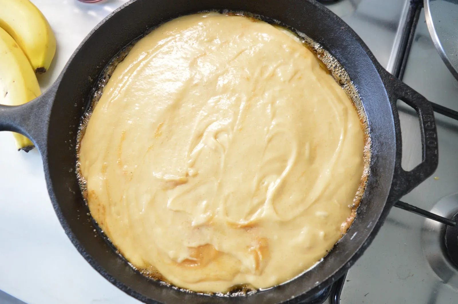 Apverstas bananų pyragas su riešutų sviestu ir aliejumi