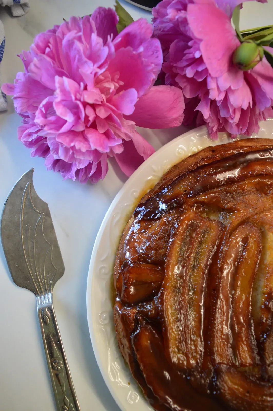 Apverstas bananų pyragas su riešutų sviestu ir aliejumi