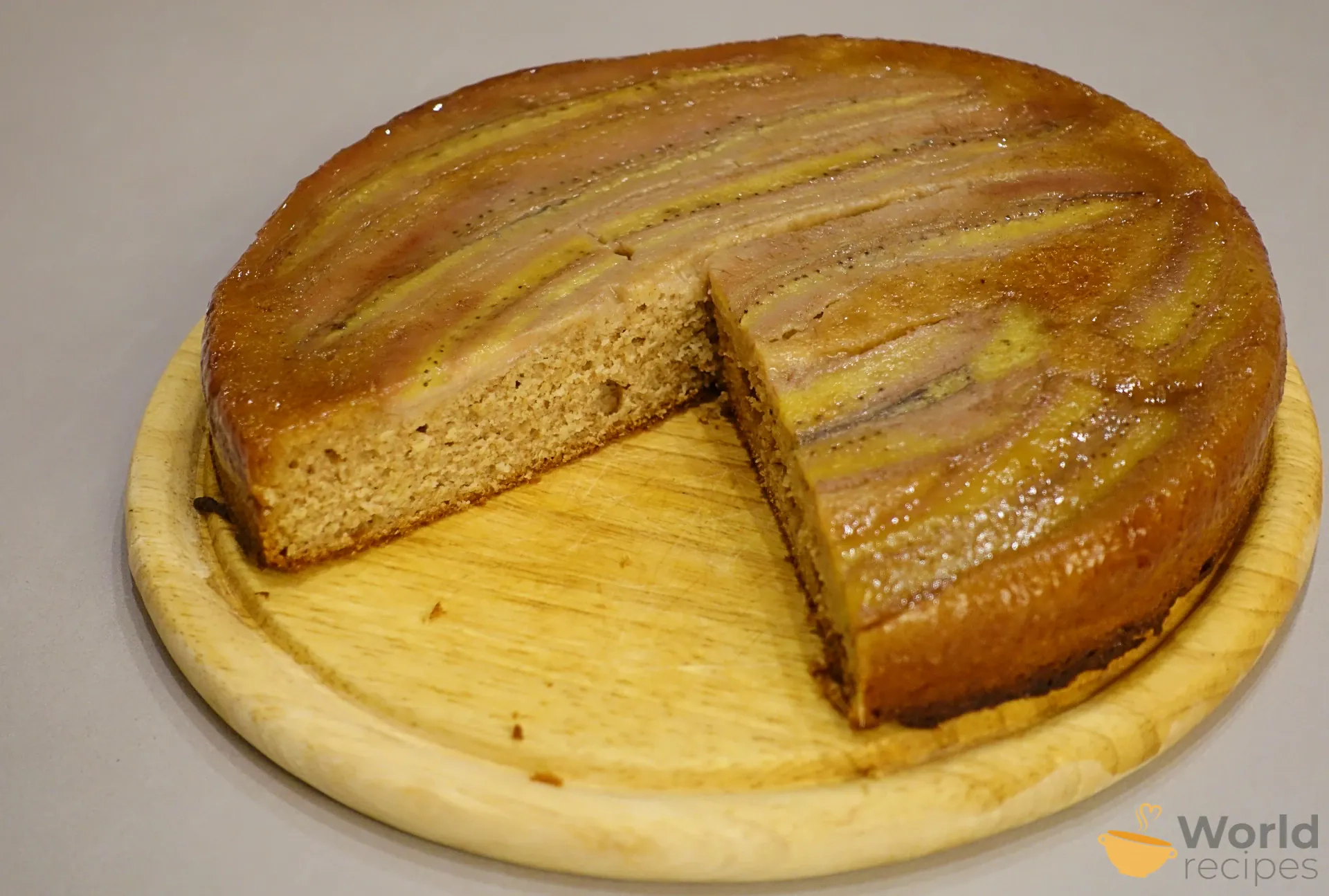 Apverstas karamelizuotų bananų pyragas