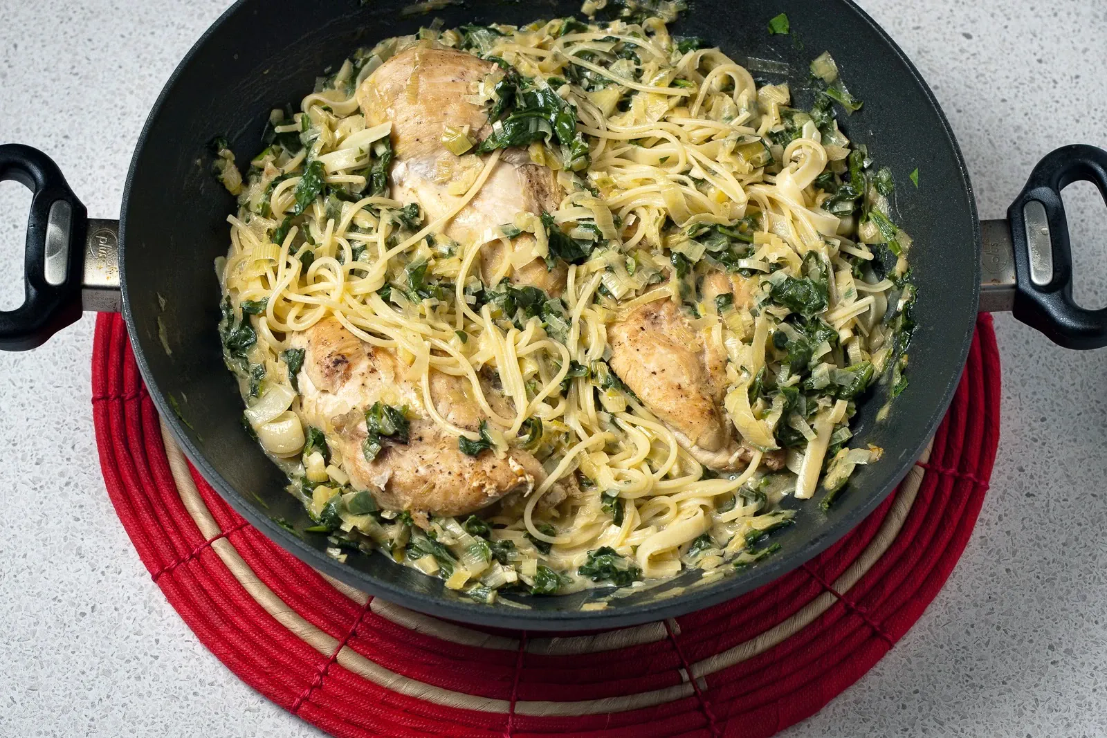 Troškinta vištienos krūtinėlė su baltu sausu vynu, špinatais, porais ir makaronais