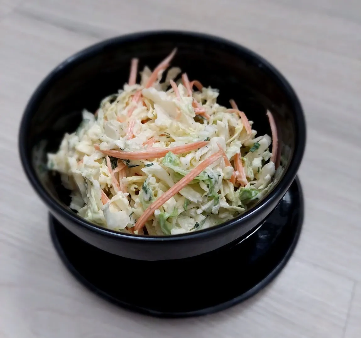 Baltagūžių ir pekino kopūstų salotos su morkomis