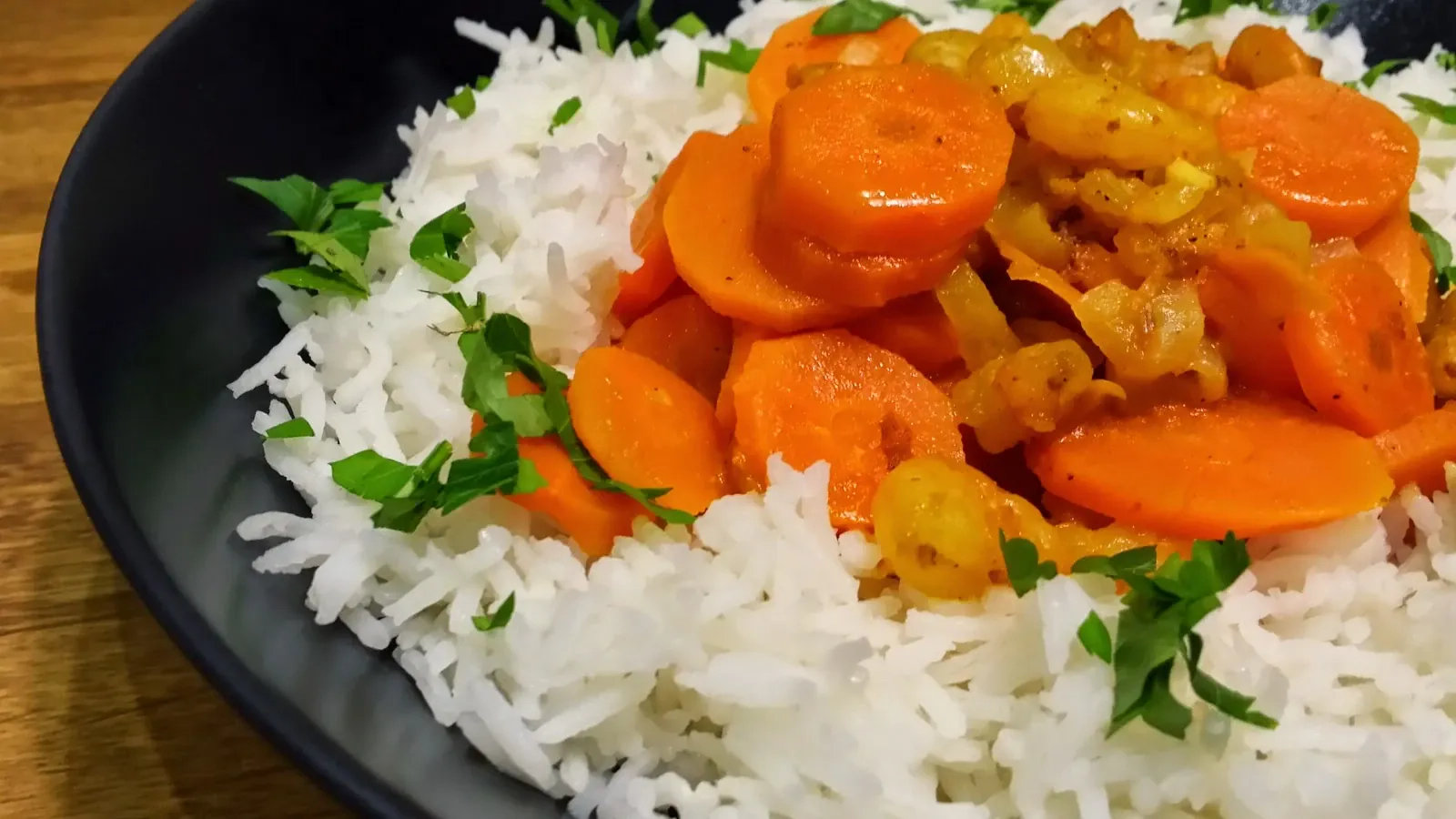 Krevečių troškinys su morkomis ir ryžiais
