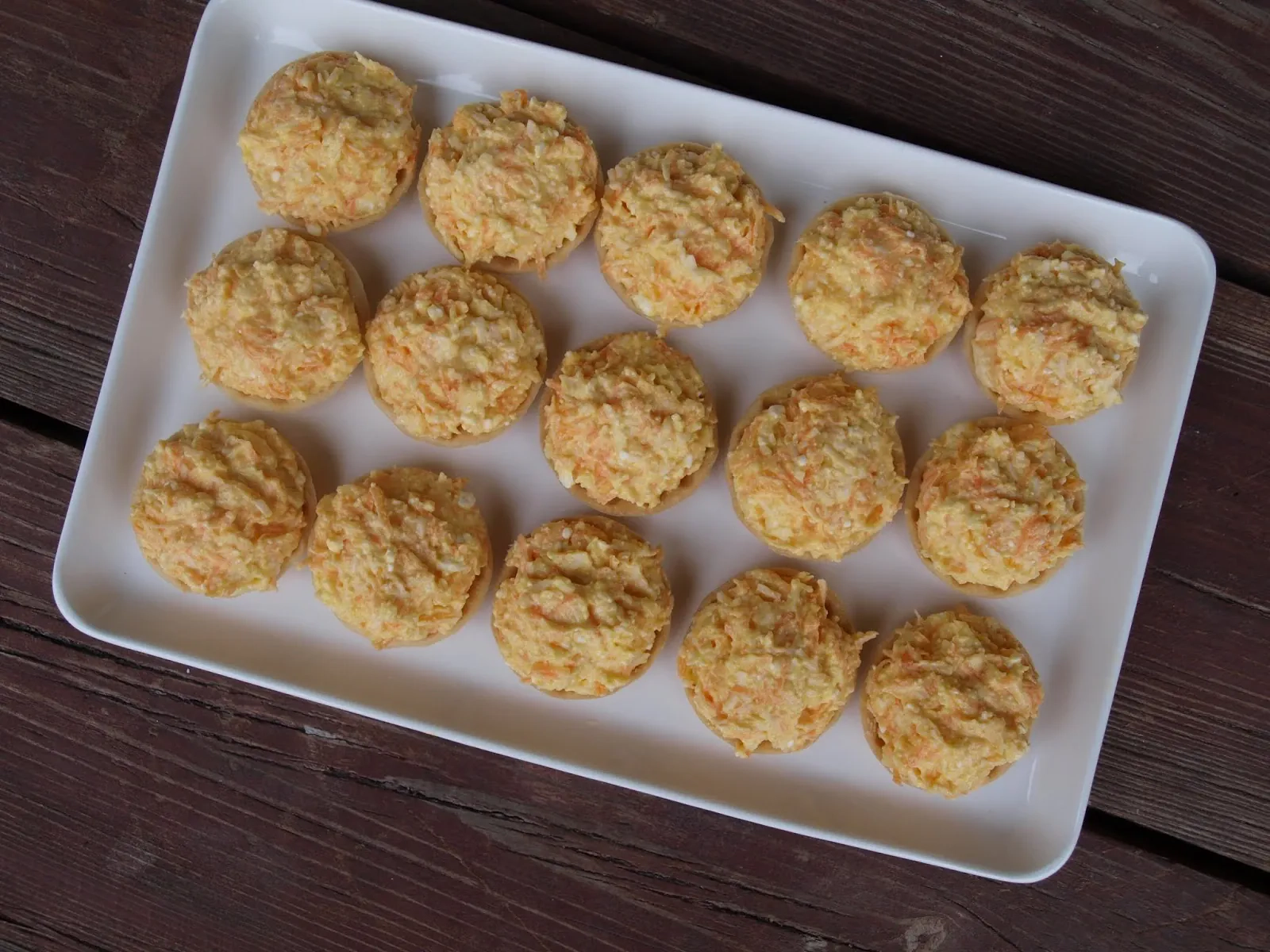 Užkandiniai krepšeliai su pikantiška morkų užtepėle