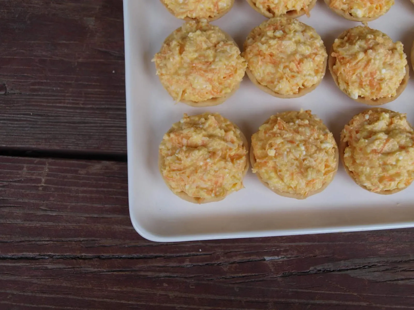 Užkandiniai krepšeliai su pikantiška morkų užtepėle