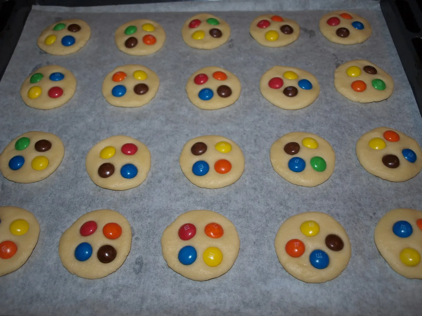 Paprasti sviestiniai sausainiai su M&M